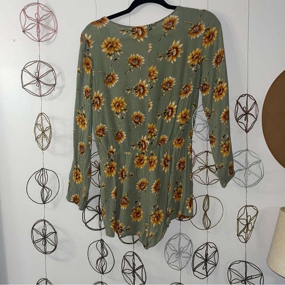 Cutest forever 21 Daisy romper / jumpsuit - Picture 4 of 11